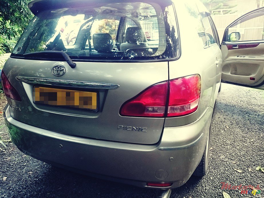 2002' Toyota Picnic photo #4