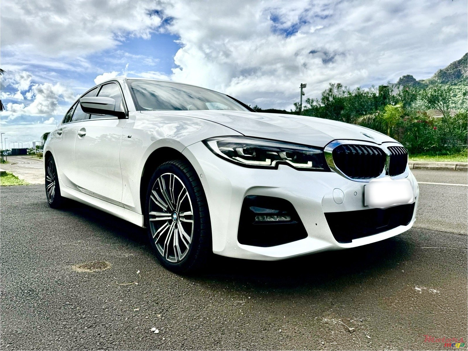 2019' BMW 330 330e photo #1
