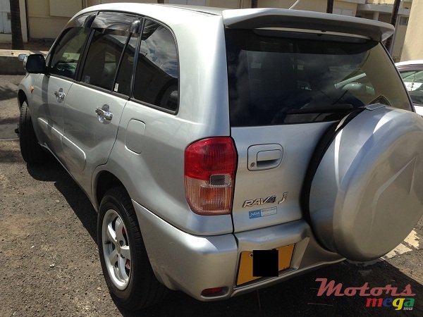 2002' Toyota RAV4 photo #2