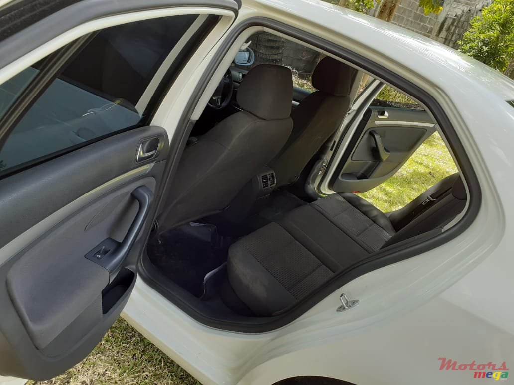 2011' Volkswagen photo #4