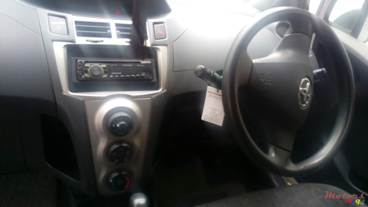 2008' Toyota Vitz photo #3