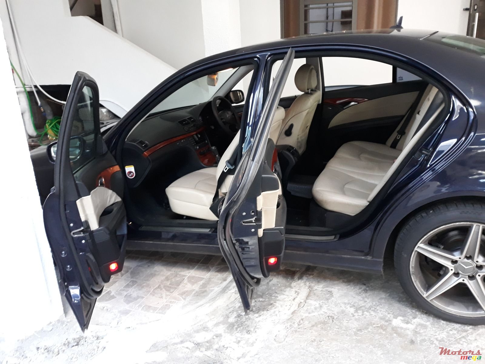 2009' Mercedes-Benz 200E photo #1