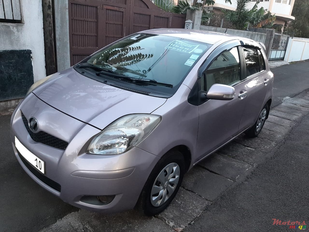 2010' Toyota Vitz photo #2