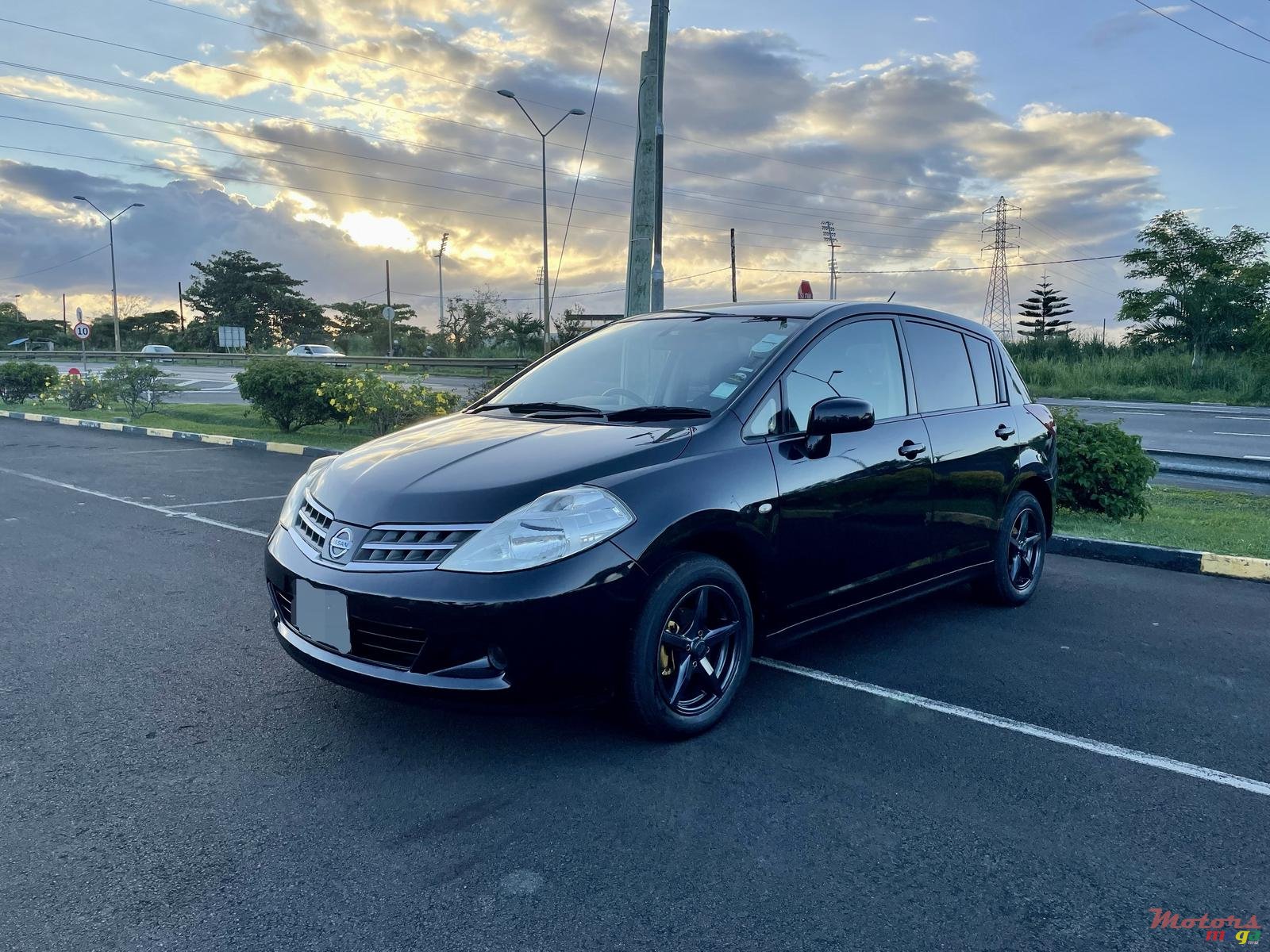 2011' Nissan Tiida photo #3