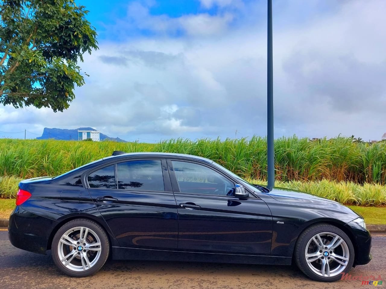 2017' BMW 318 photo #3