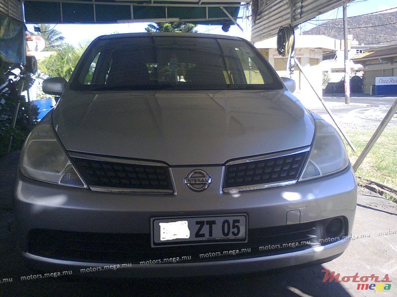 2005' Nissan Tiida Hatchback photo #1