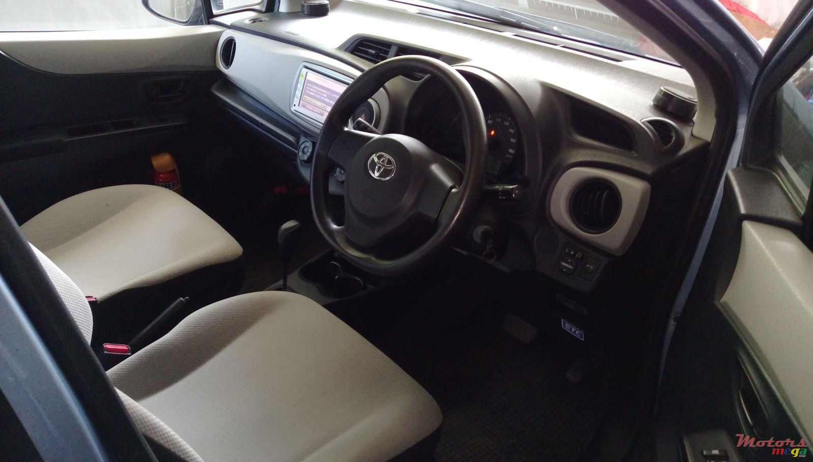 2011' Toyota Vitz photo #3