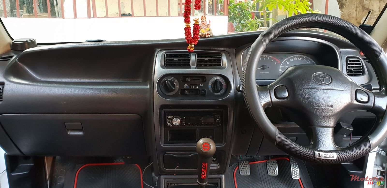 2000' Toyota photo #4