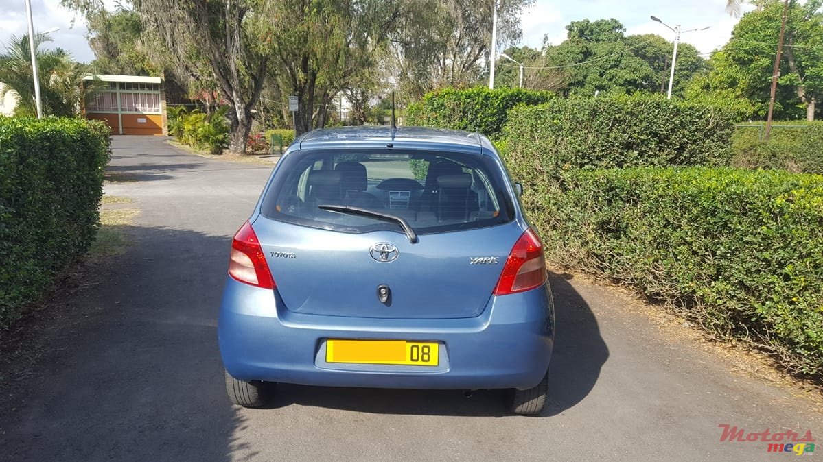 2008' Toyota Vitz photo #2