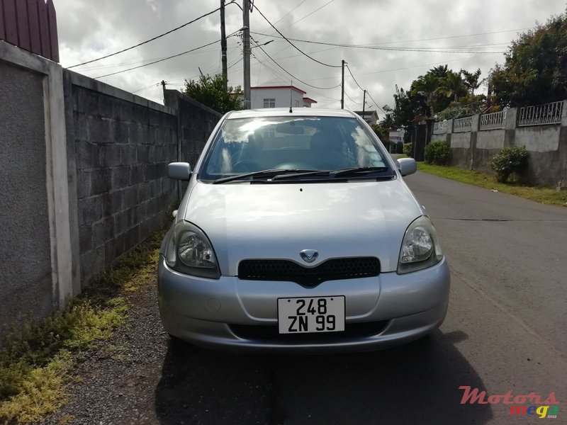 1999' Toyota Vitz photo #2