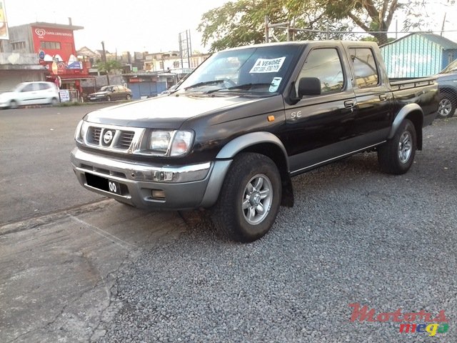 2000' Nissan 4*4 photo #1