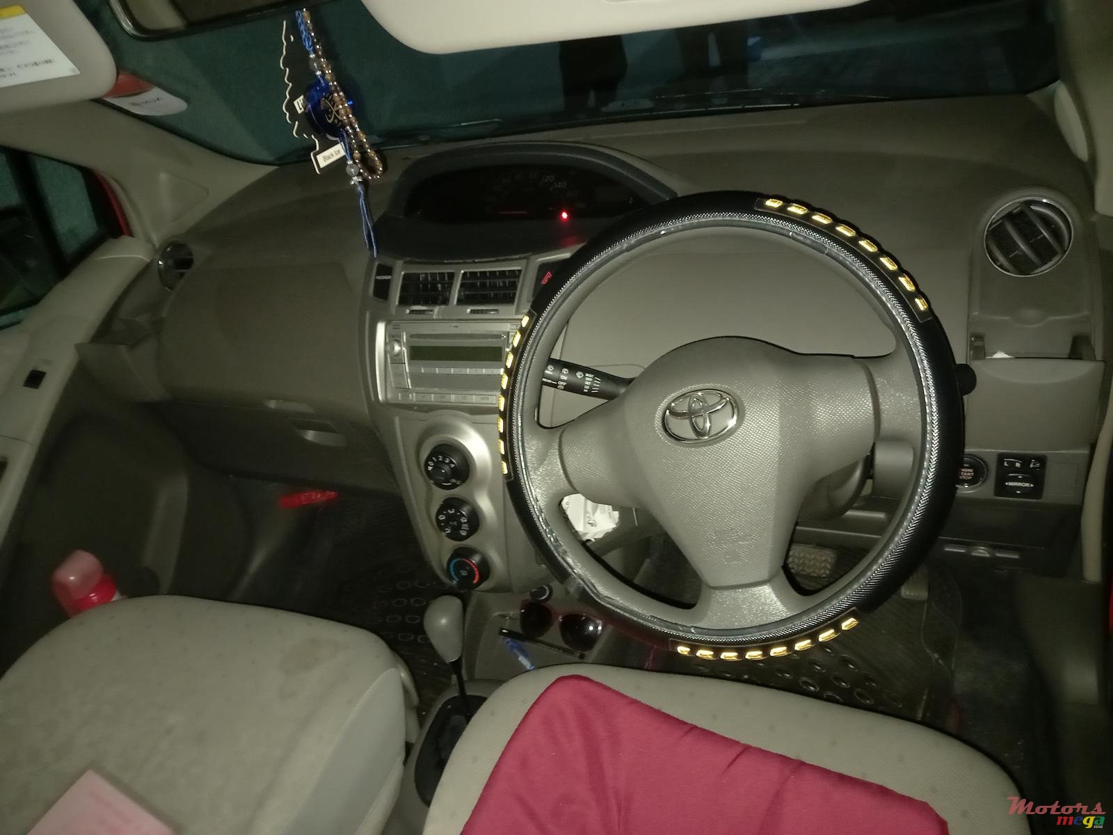 2008' Toyota Vitz photo #3