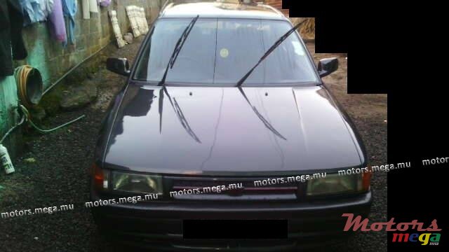 1990' Mazda 323 familial photo #1