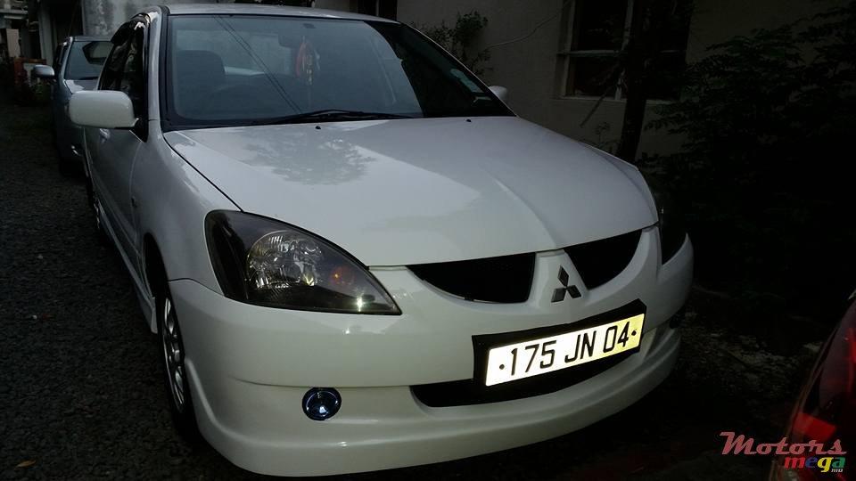 2004' Mitsubishi Lancer GLX photo #2