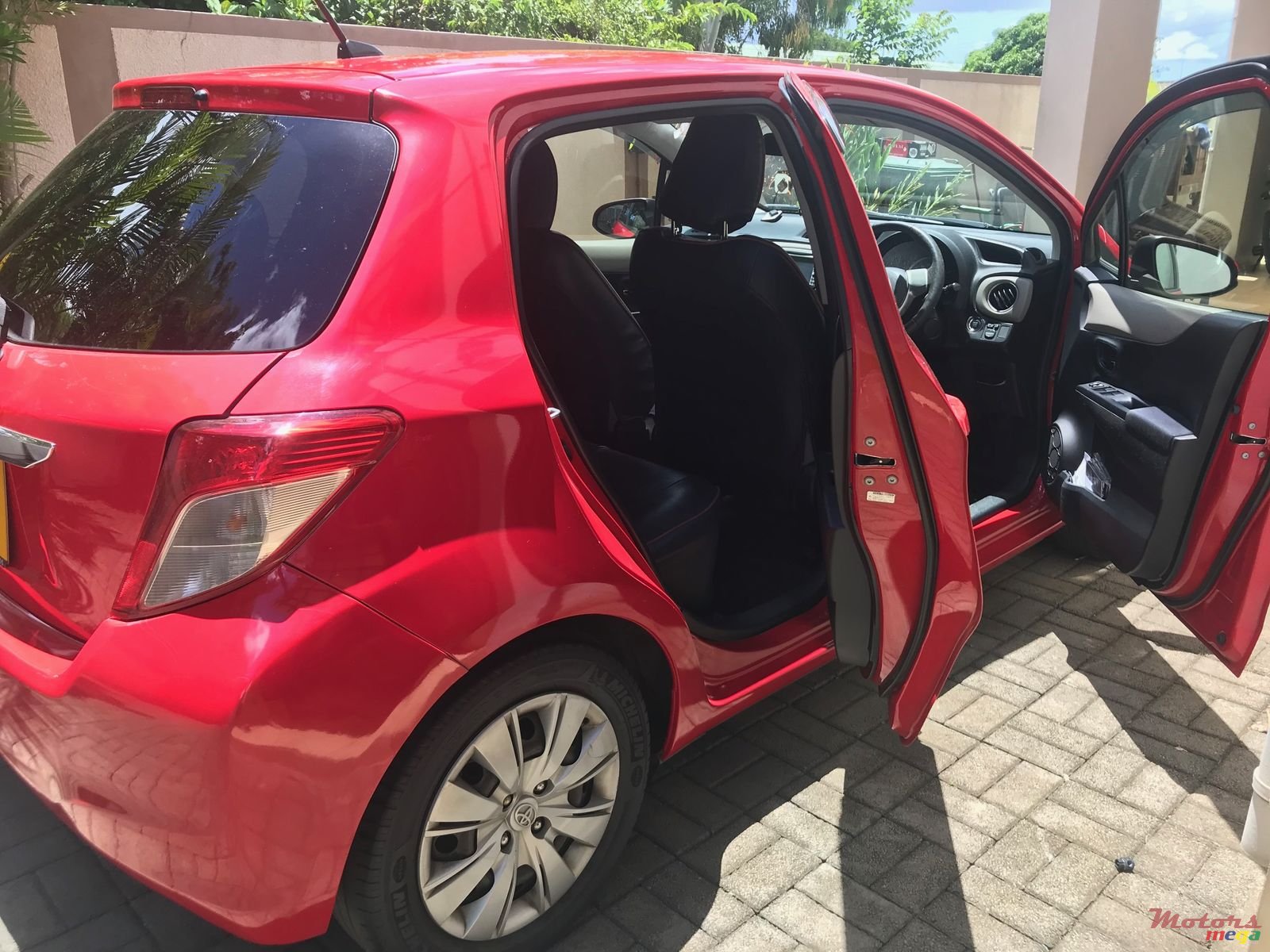 2011' Toyota Vitz photo #1