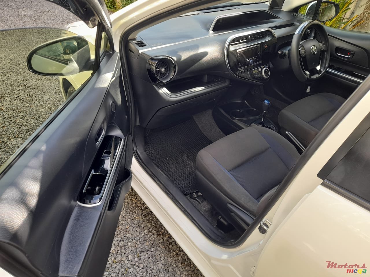 2019' Toyota Prius c photo #5