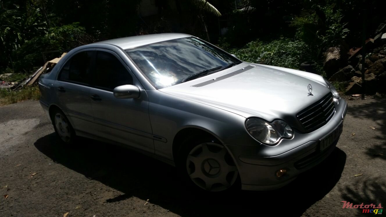 2005' Mercedes-Benz 220 C220 CDI photo #1