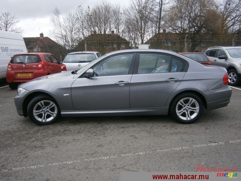 2011' BMW 3 Series 318 i photo #2