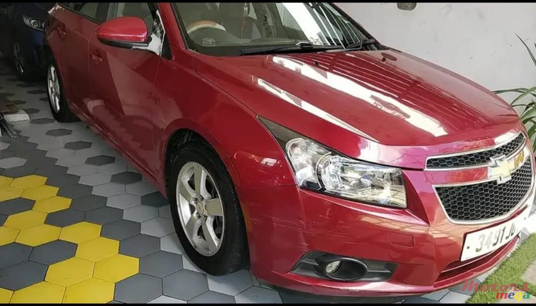2011' Chevrolet Cruze photo #2