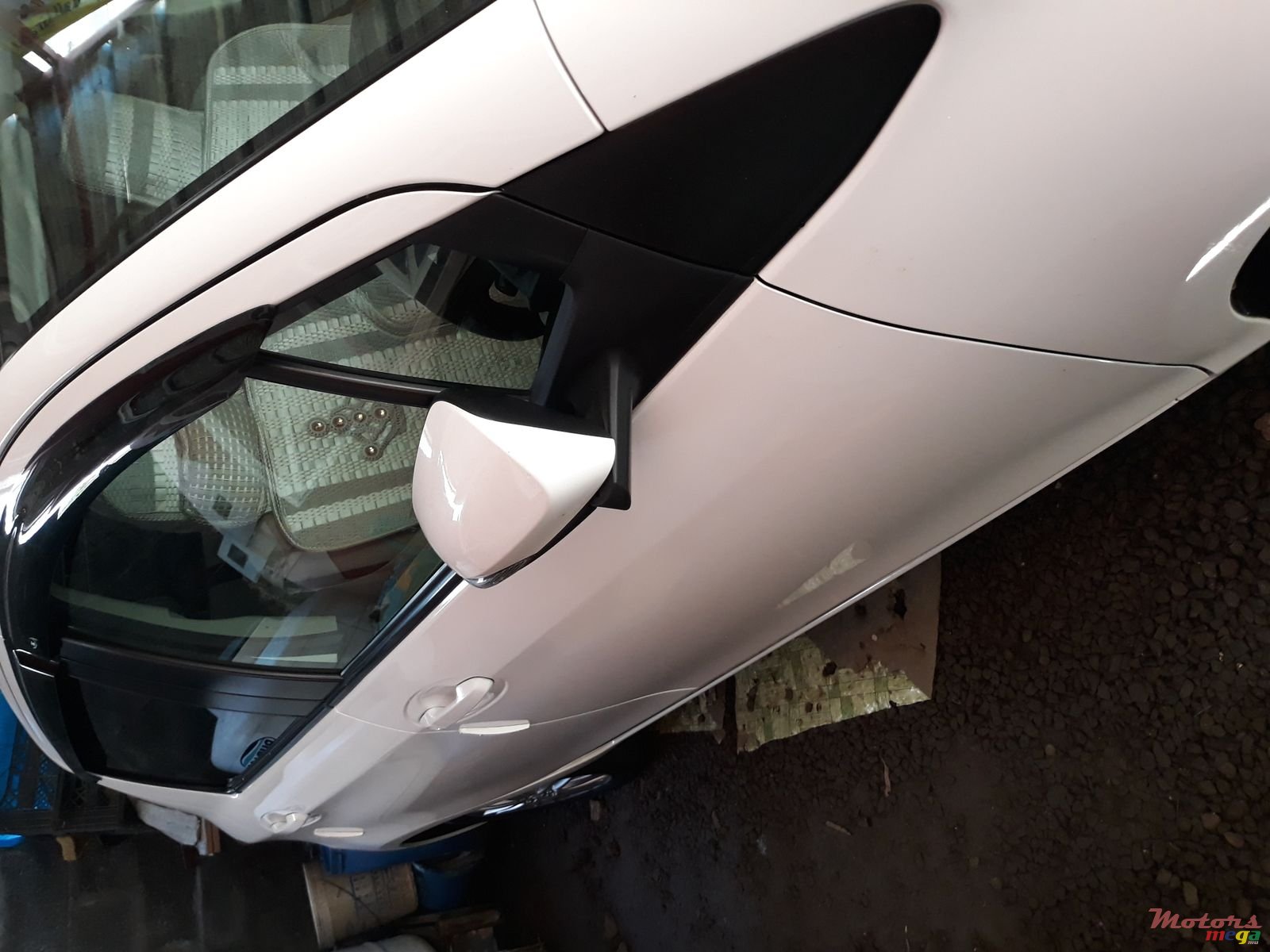 2012' Toyota Vitz photo #2