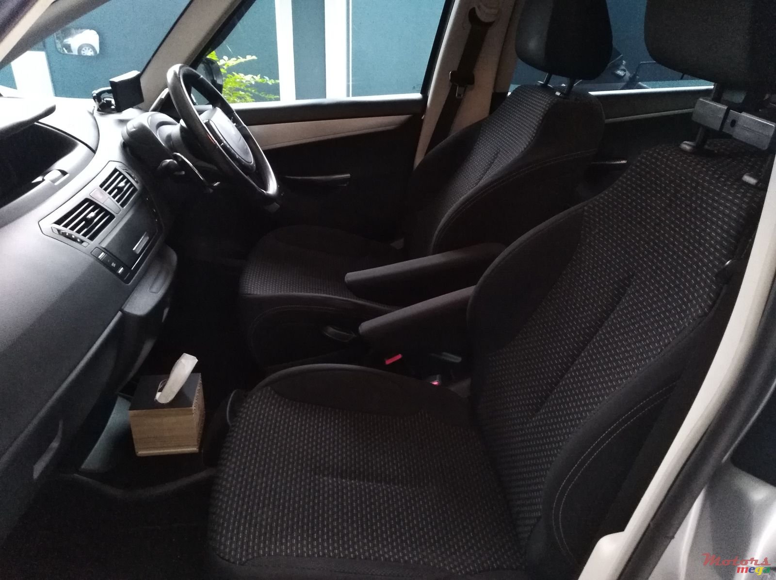 2012' Citroen C4 Picasso photo #6