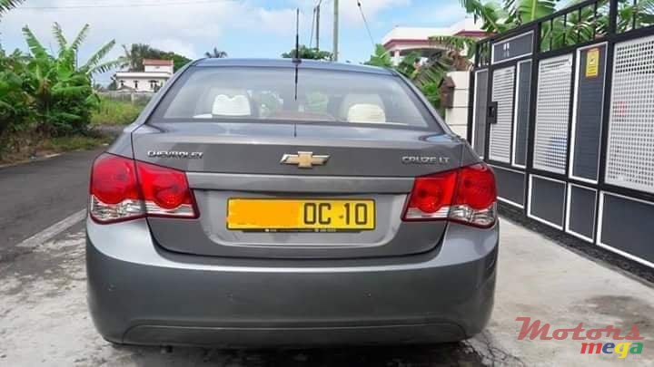 2010' Chevrolet Cruze photo #2