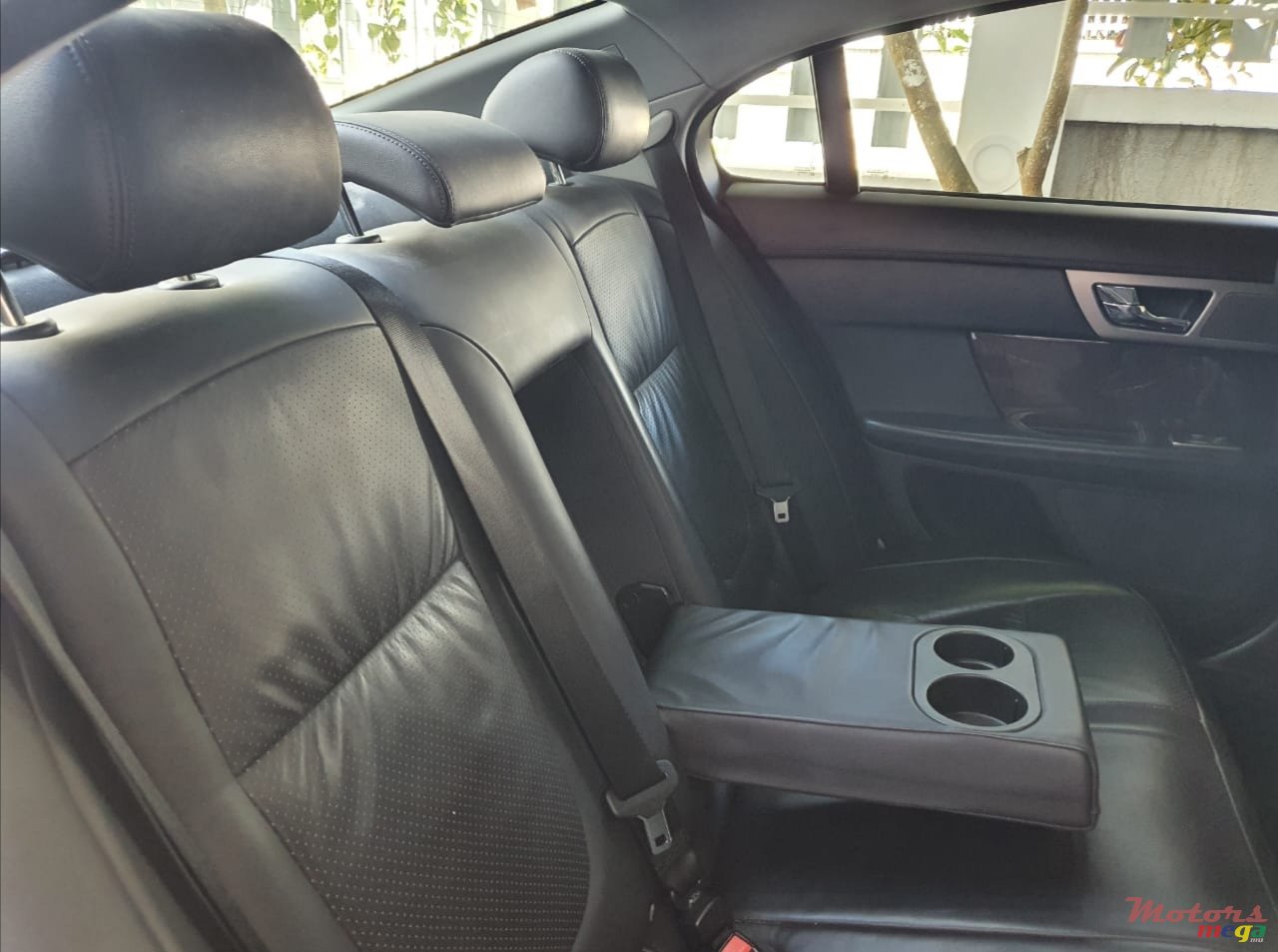 2010' Jaguar XF photo #5