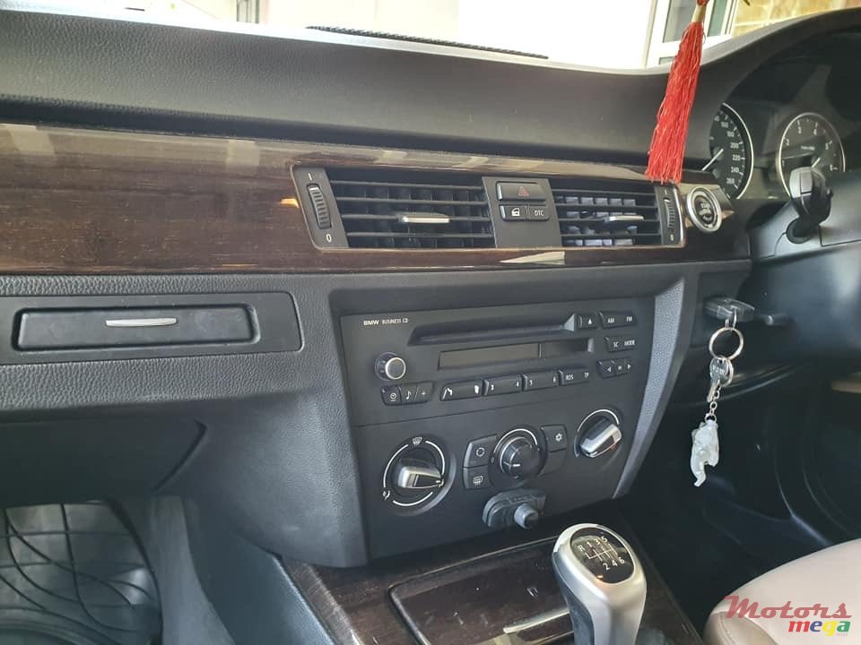 2010' BMW 3 Series photo #6