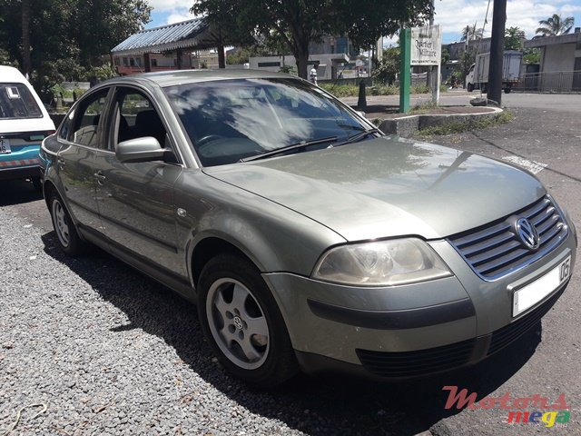2005' Volkswagen Passat photo #3