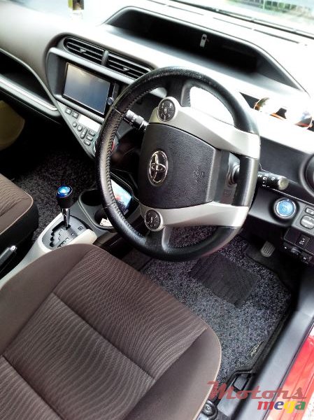 2013' Toyota Prius c photo #6