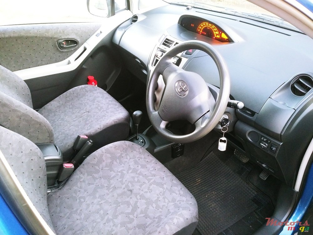 2007' Toyota Vitz photo #5