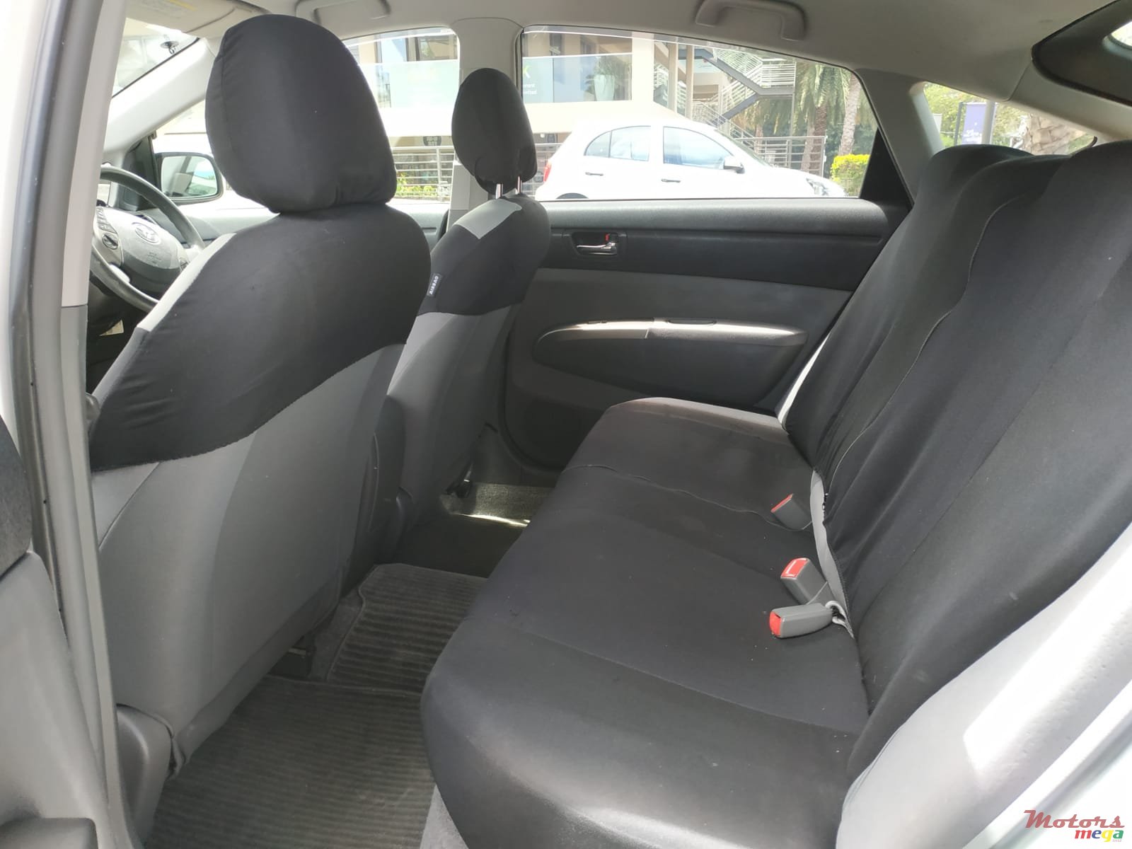 2012' Toyota Prius photo #4