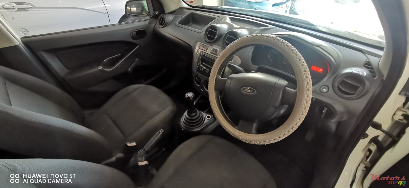 2011' Ford Figo photo #3