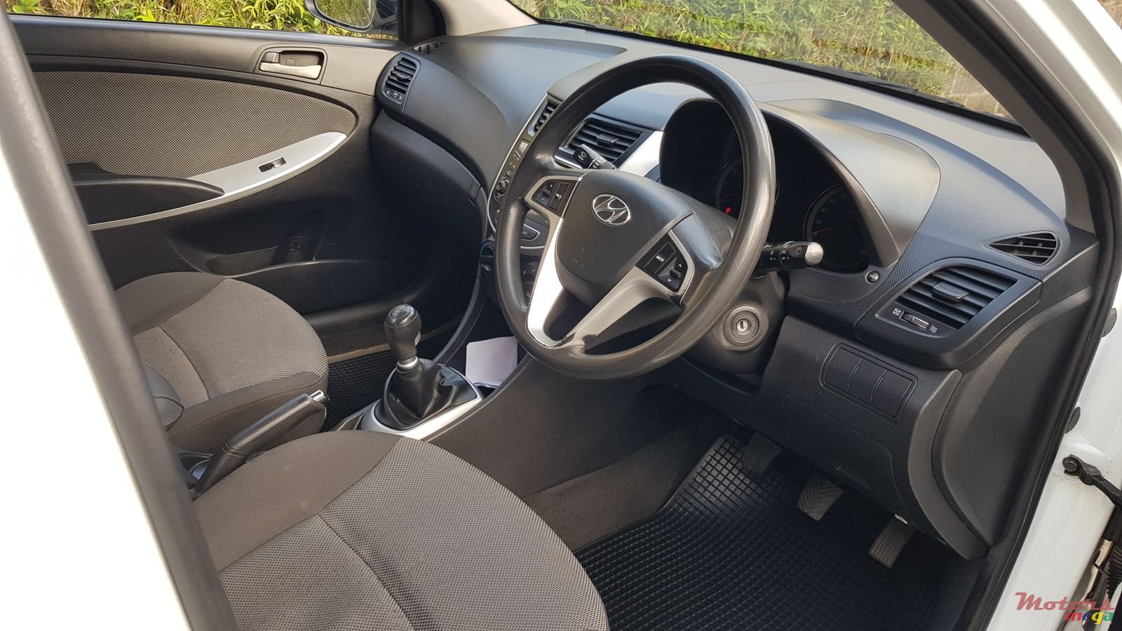 2011' Hyundai Accent photo #6