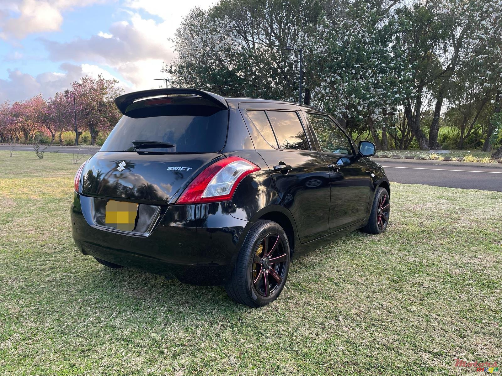 2012' Suzuki Swift photo #5