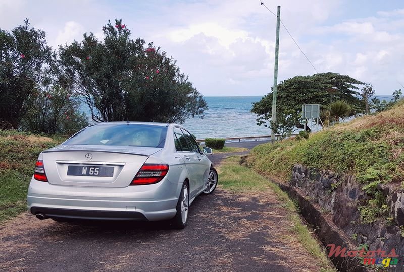 2009' Mercedes-Benz C-Class photo #1