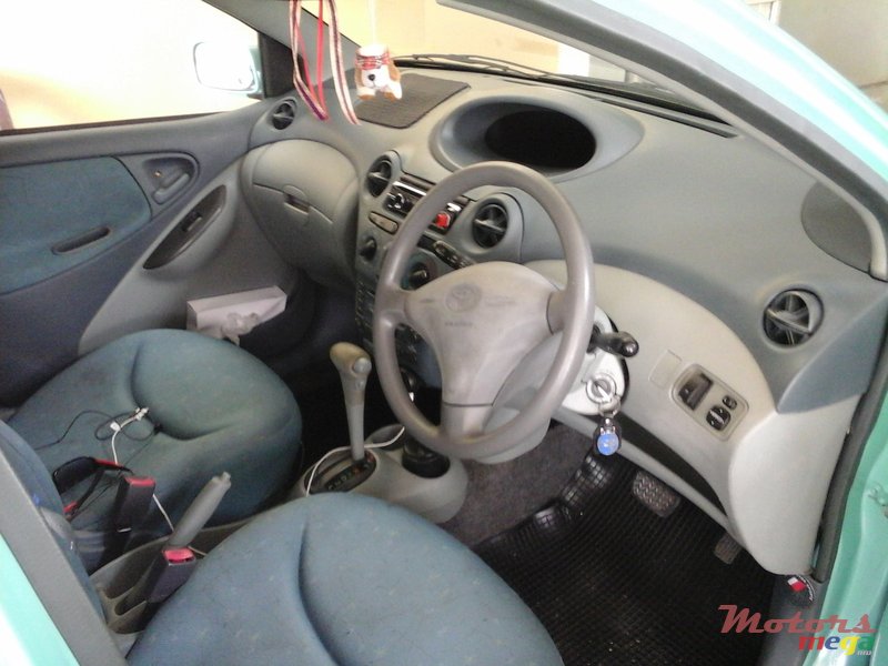 2000' Toyota Vitz photo #2