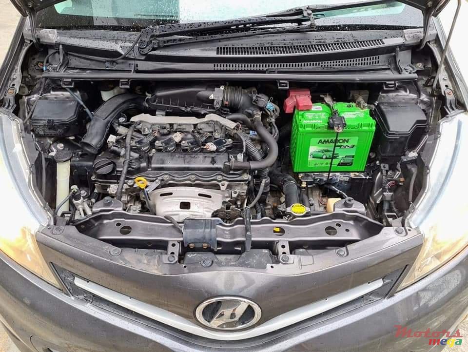 2012' Toyota Vitz photo #6