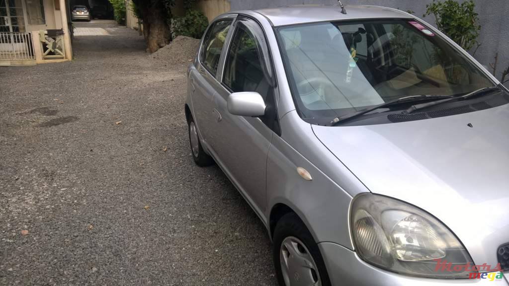 2001' Toyota Vitz photo #1