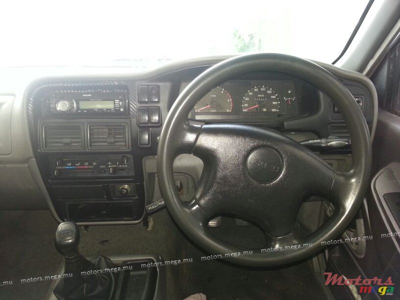 2002' Isuzu photo #4