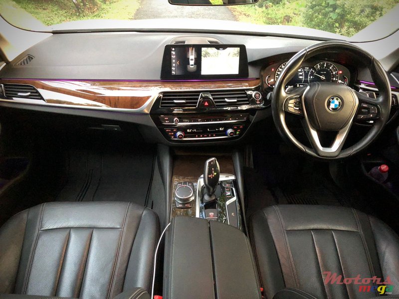 2018' BMW 520i photo #6