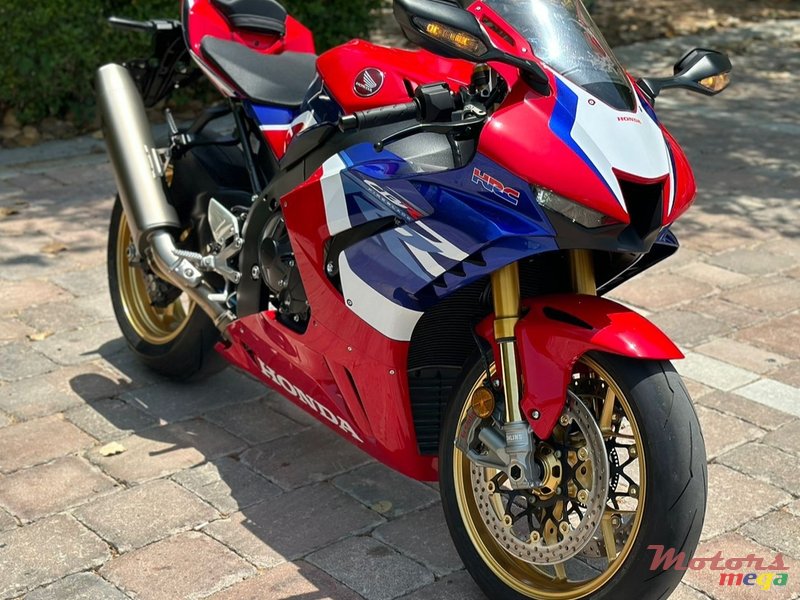 2023' Honda CBR1000RR-R SP photo #1