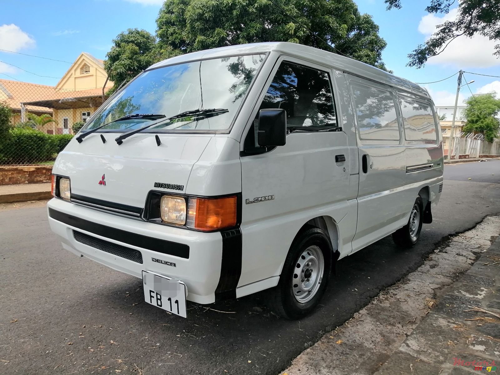 2011' Mitsubishi photo #2