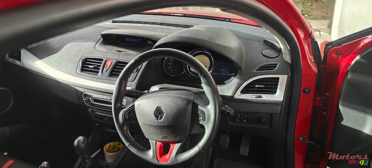 2010' Renault Megane photo #7