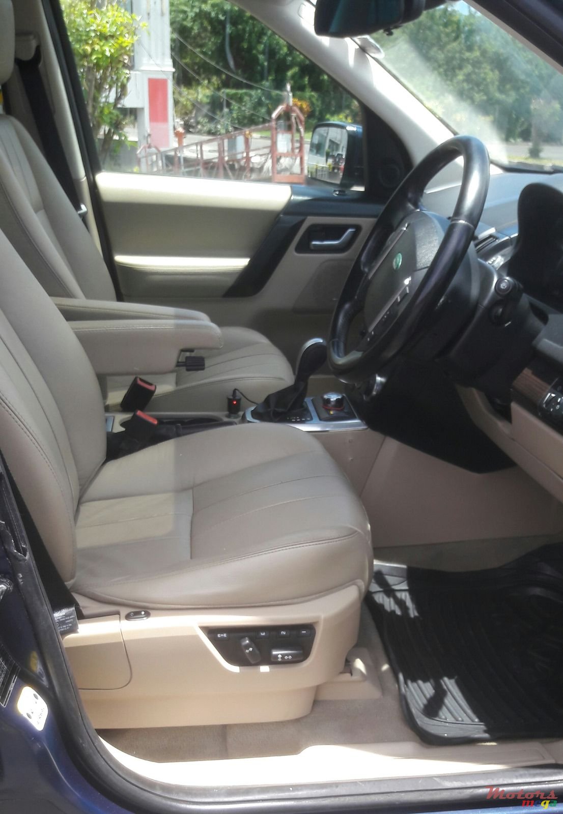 2012' Land Rover Freelander photo #2