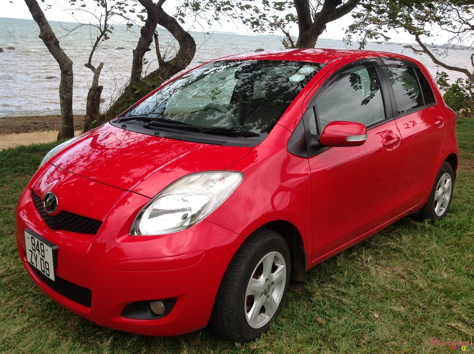 2009' Toyota Vitz photo #1