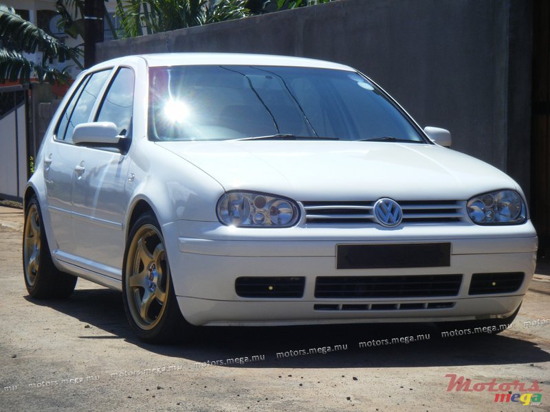 2002' Volkswagen Golf photo #1