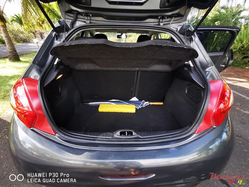 2014' Peugeot 208 1.4 HDI photo #4