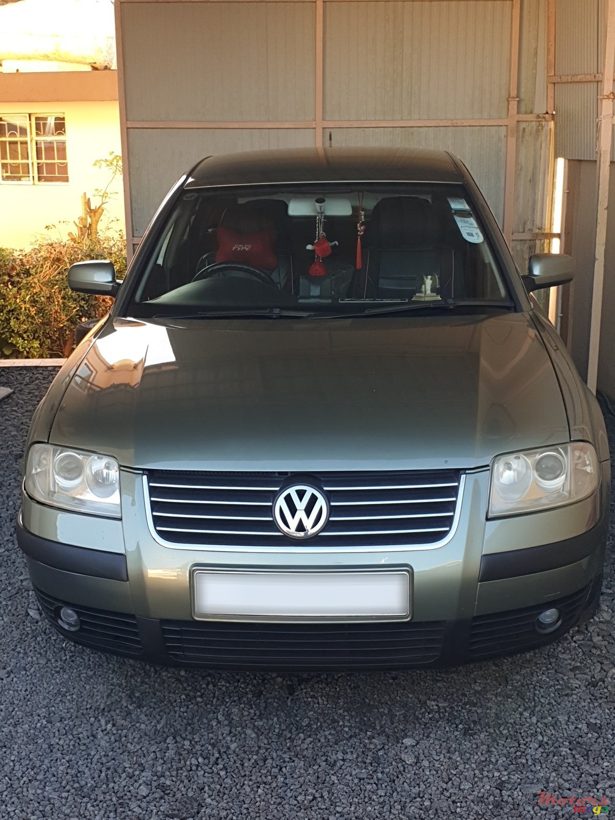 2002' Volkswagen Passat photo #1