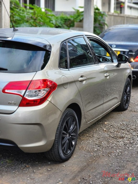 2011' Citroen C4 photo #3